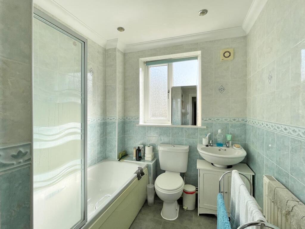 Austin Crescent 292 - Bathroom.jpg