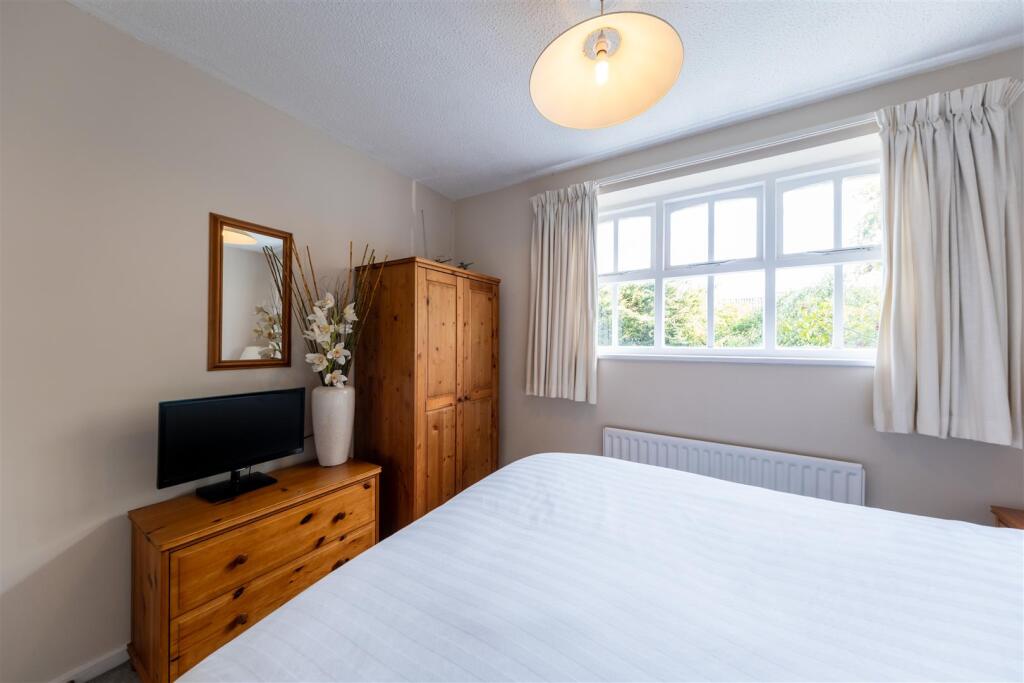 2 Cedar Close -018.jpg