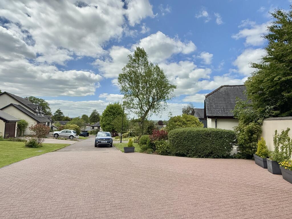 Positioned at top of the cul-de-sac