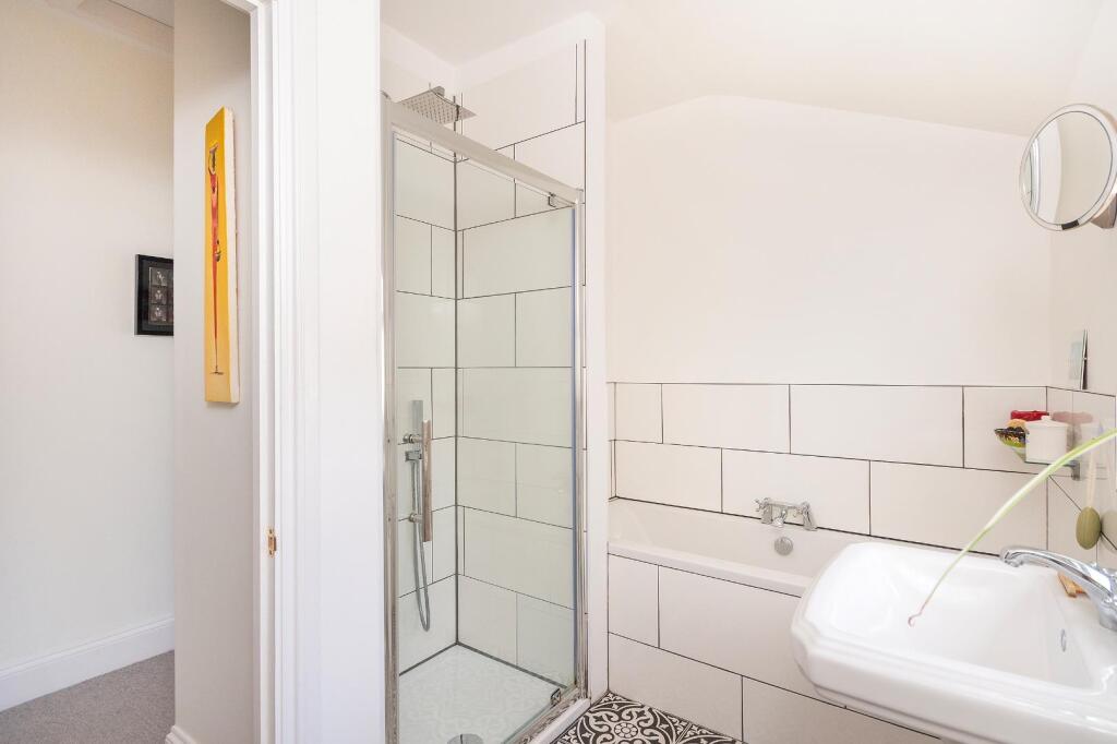 1B9RKE - Bathroom B.jpg