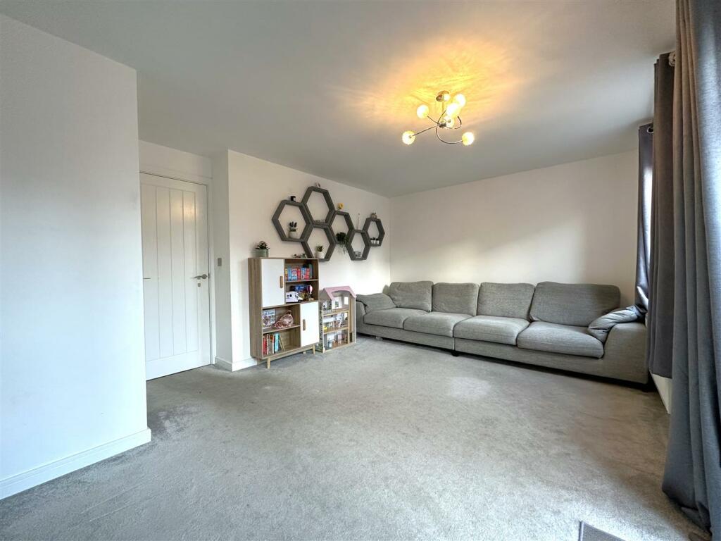 Well-Proportioned Lounge 627