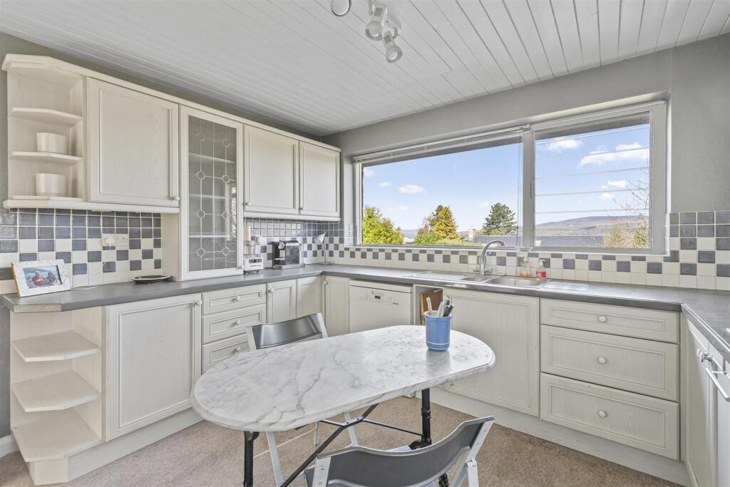 Kitchen 2.jpg