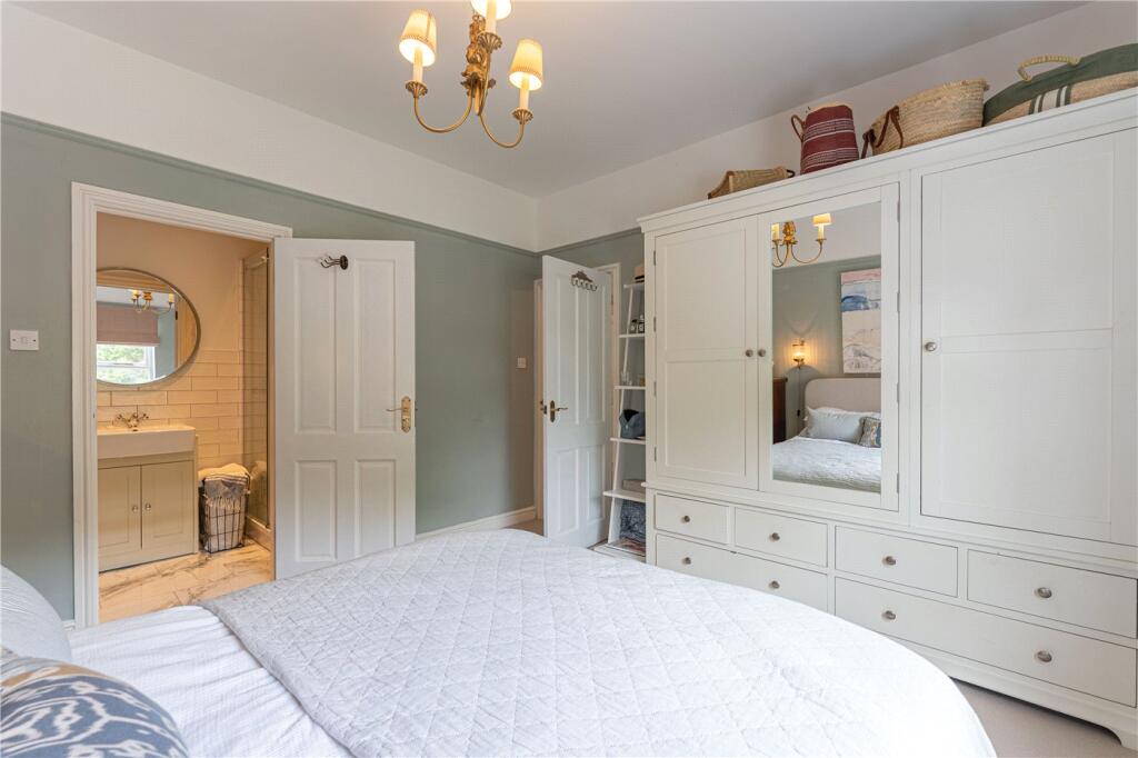 Master Bedroom To En