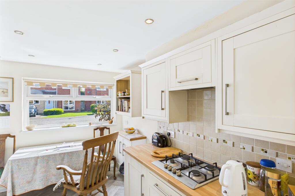 CAM04201G0-PR0077-STILL012