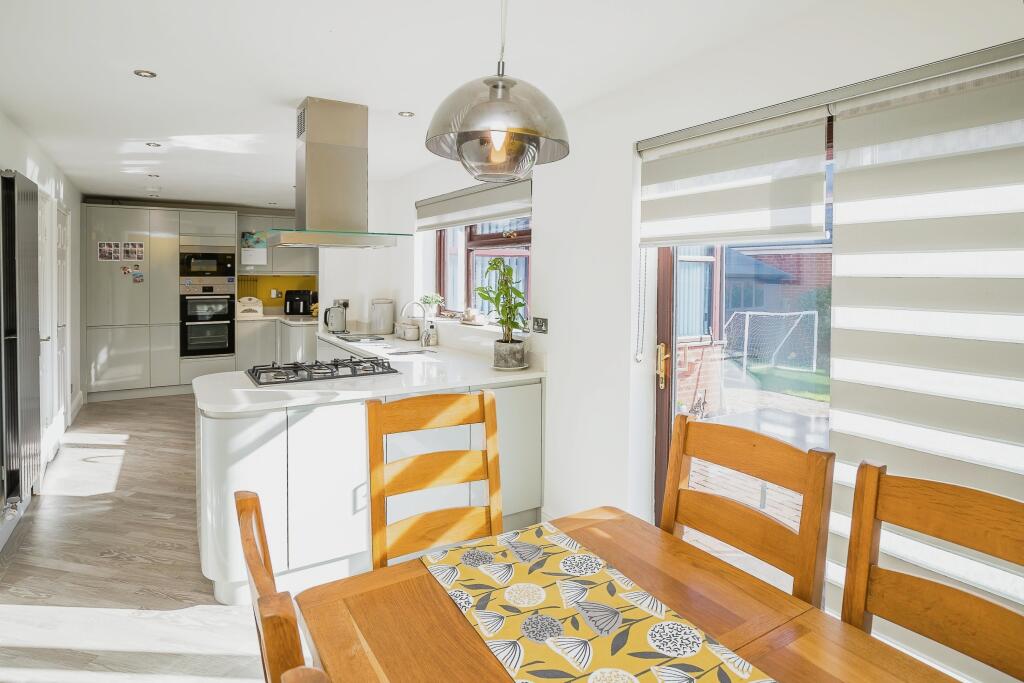 Kitchen/ Dining Room