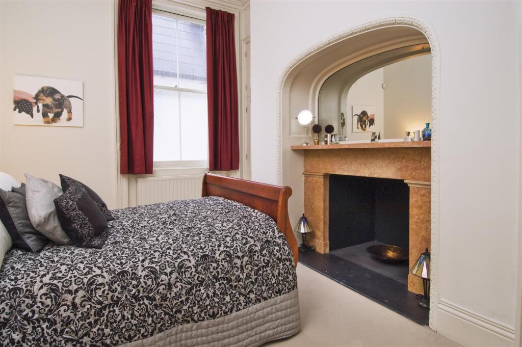 2,31 Queens Gate Terrace bed.jpg