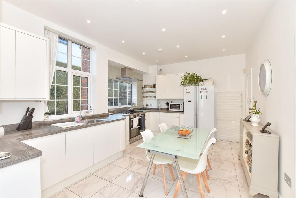 Kitchen/ Breakfast Room