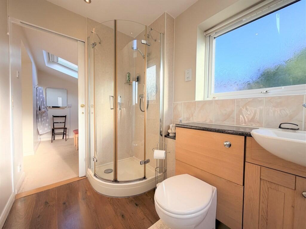 PRINCIPAL EN SUIT...