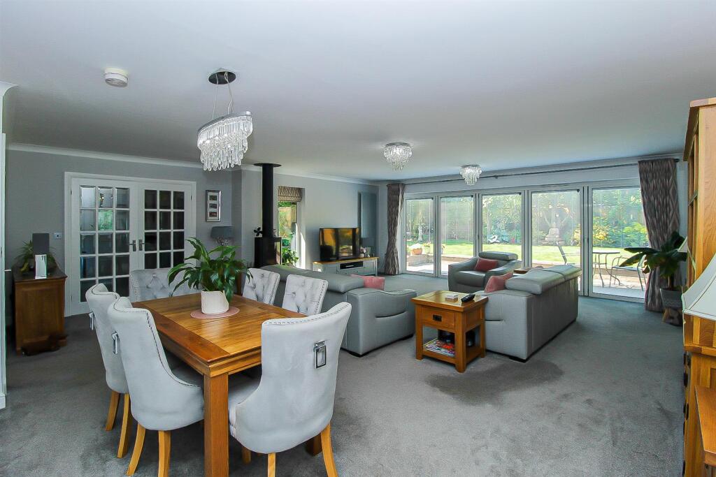 OPEN PLAN LOUNGE/DINER