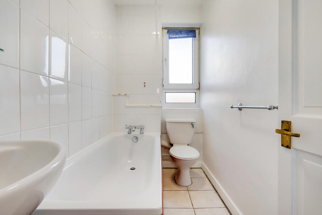 7_Bathroom-0