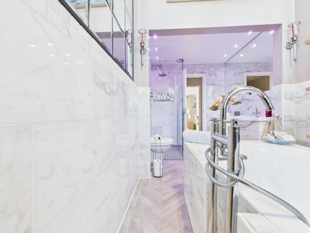 CAM03729G0-PR0188-STILL012