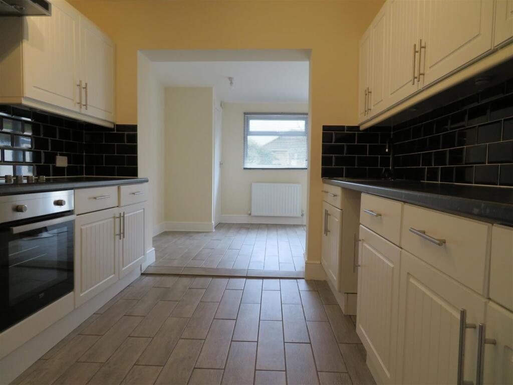 40 Park Ln Kitch.JPG