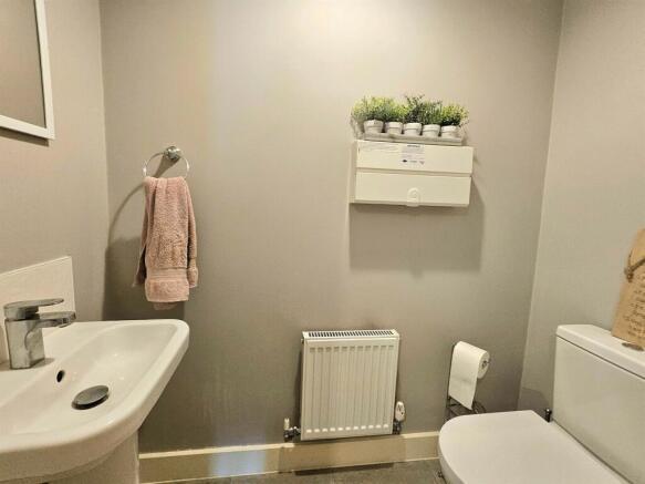 Guest's Cloakromm / Wc