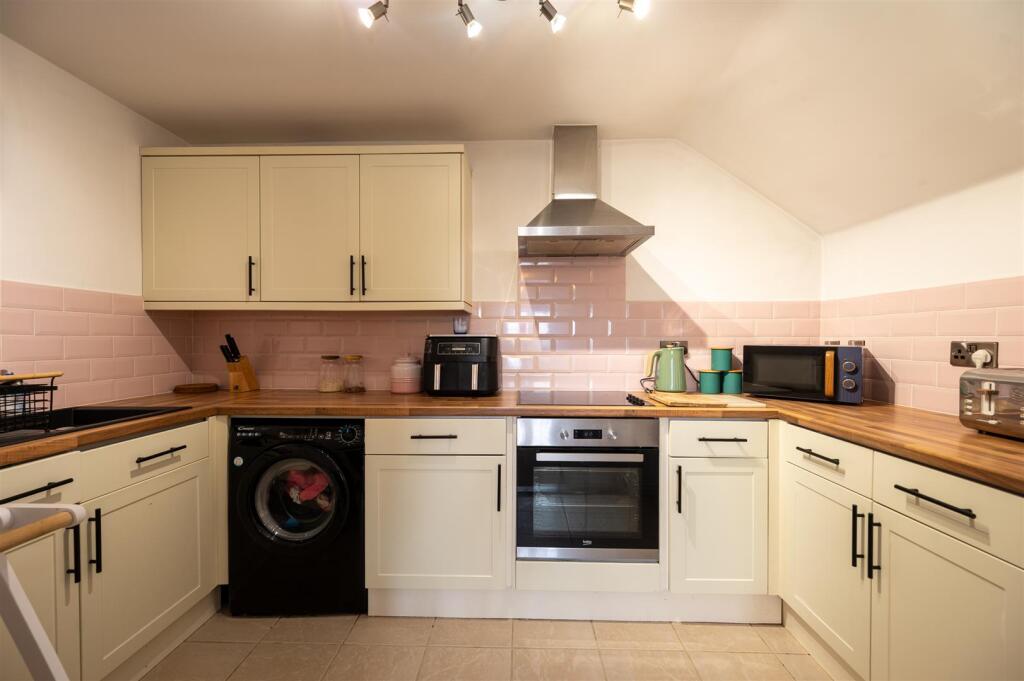 Flat 14 88 90 Hambledon -Road 25 7.jpg