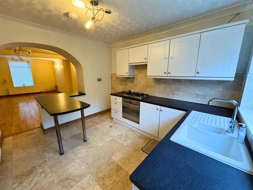 Kitchen b (edit).jpg