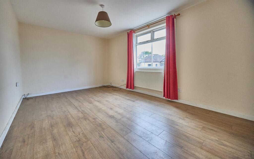 LOUNGE TO FRONT