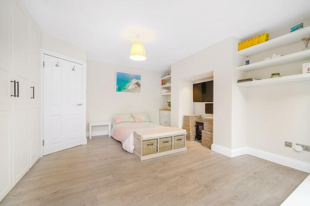 Bedroom 1 (3).jpg