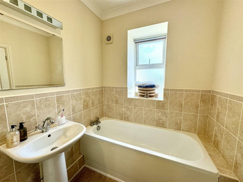 EN-SUITE SHOWER ROOM