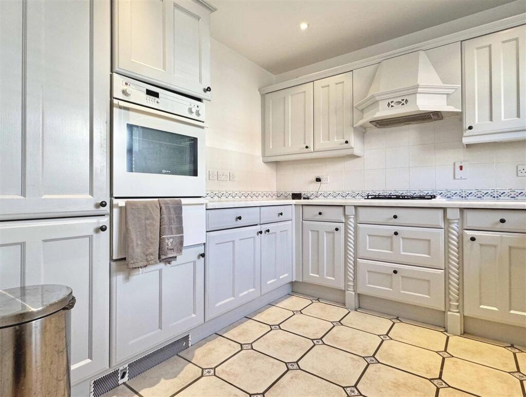 Kitchen b.jpg