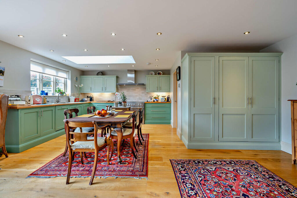 8589583-interior1...