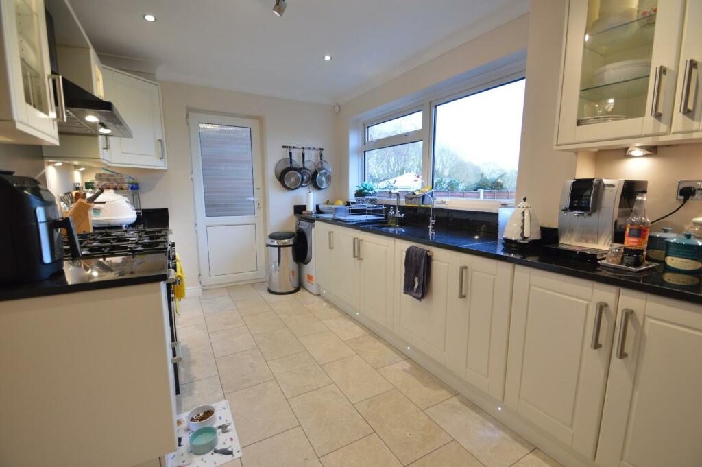 6 Meadow Close kitchen breakfast.JPG