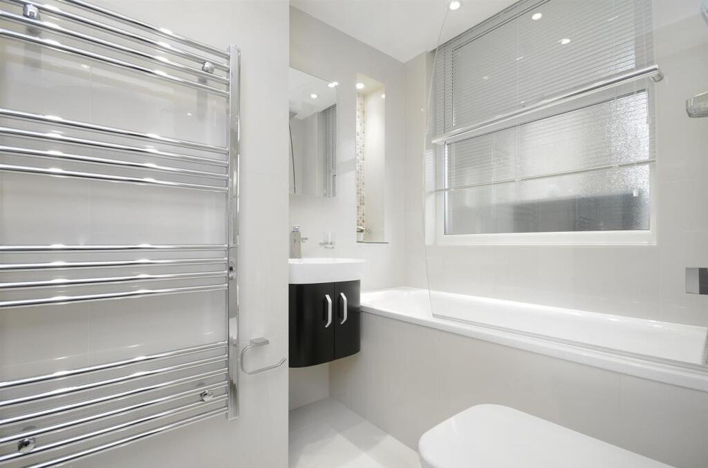bathroom 3.jpg