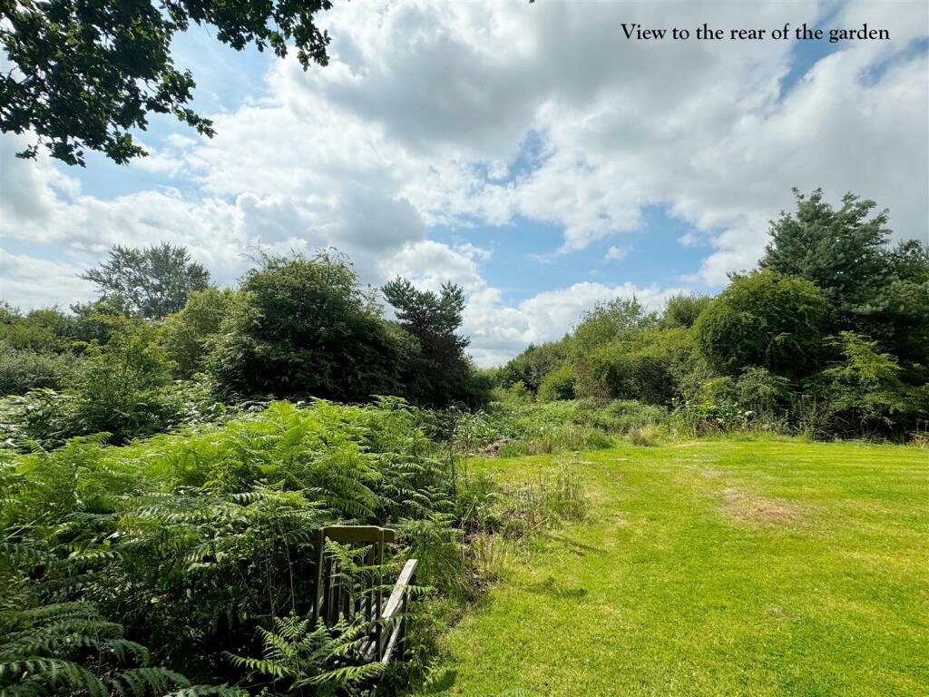 View to the rear of the garden.JPG