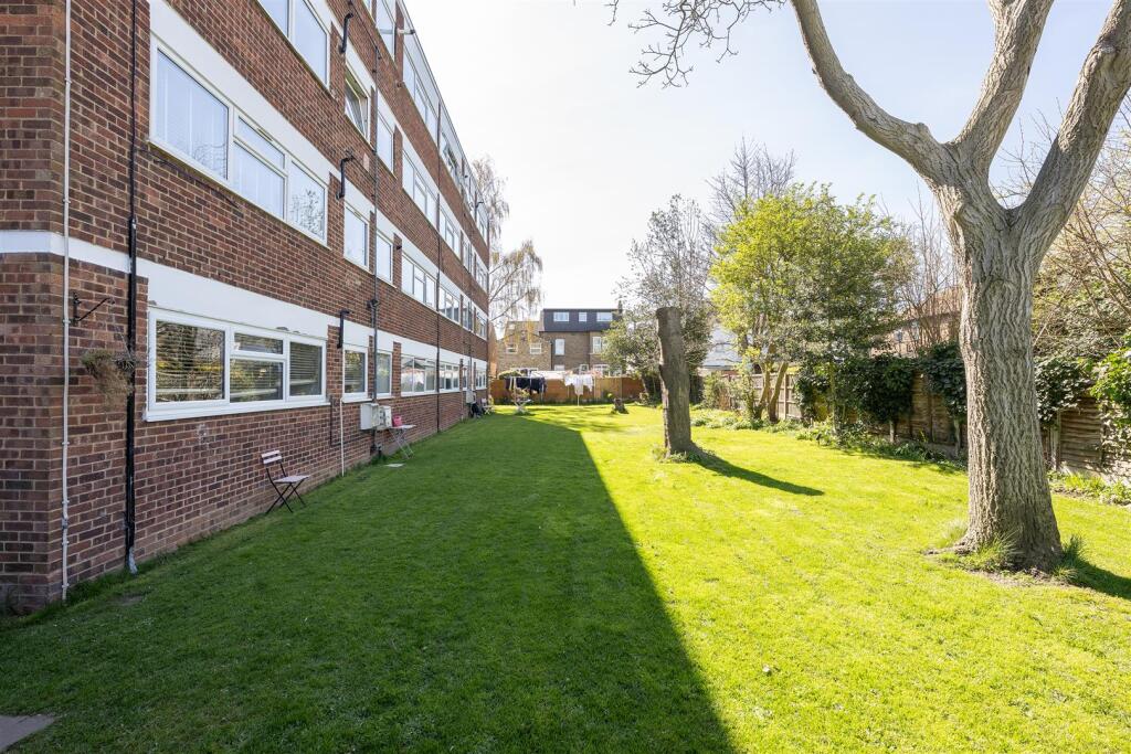 Lynwood Close, E18