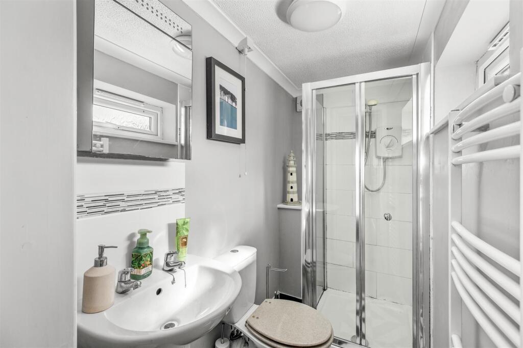 GUEST CLOAKROOM/SHOWER ROOM