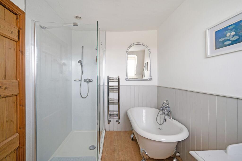 Principal en suite bath and shower