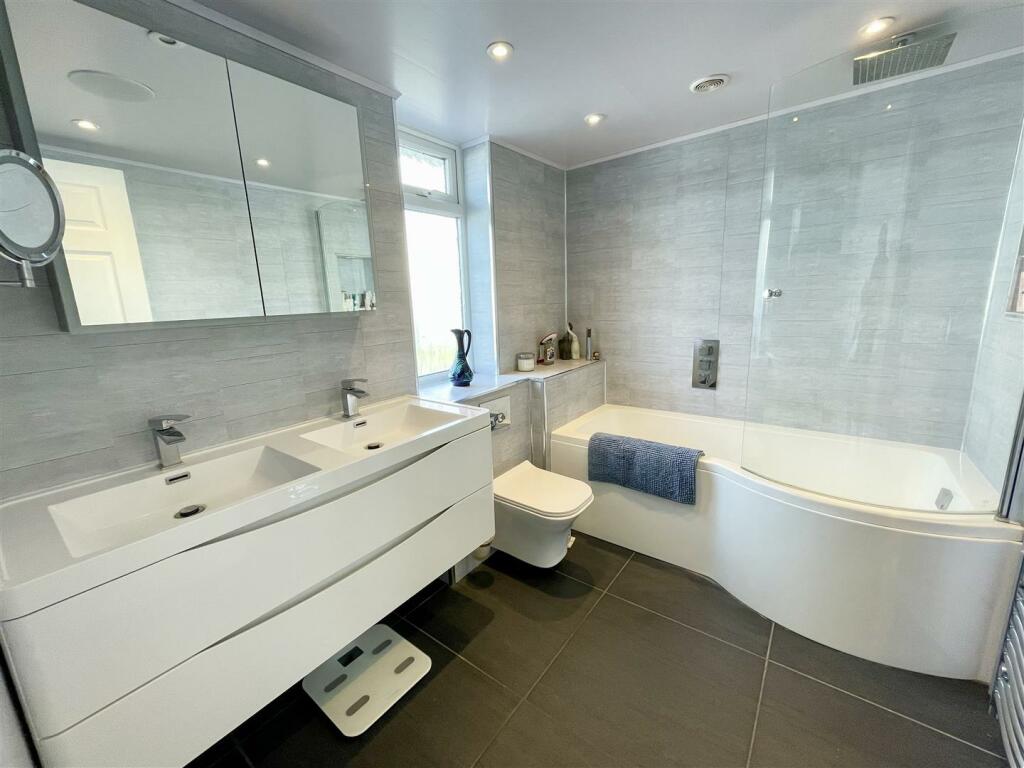 6. ensuite.jpg