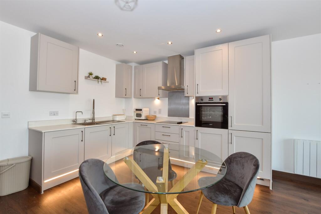 Kitchen/Lounge Area
