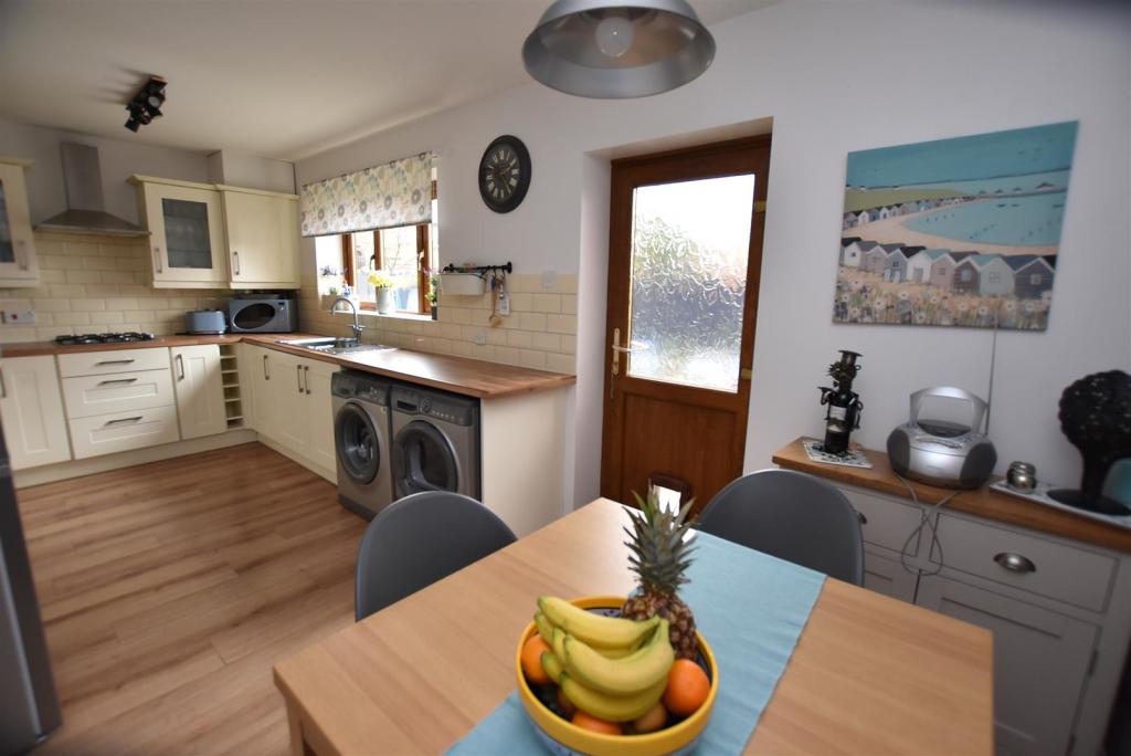 KITCHEN3.JPG