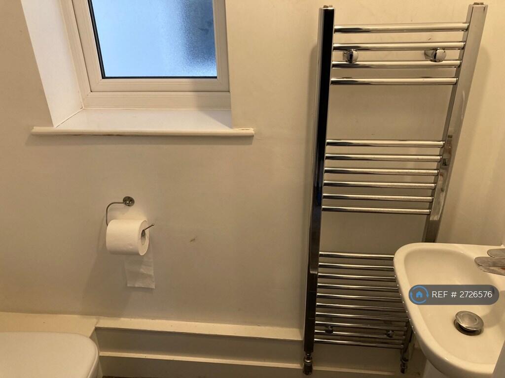 Downstairs w/c With Wash Basin 