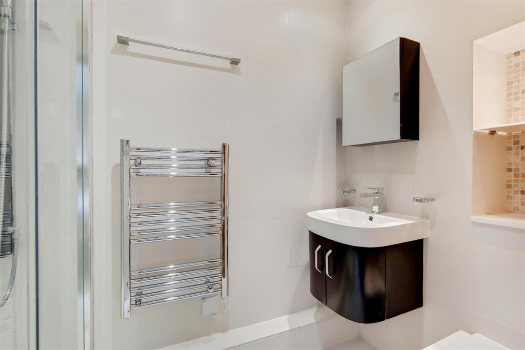11_Ensuite 2-0.jpg