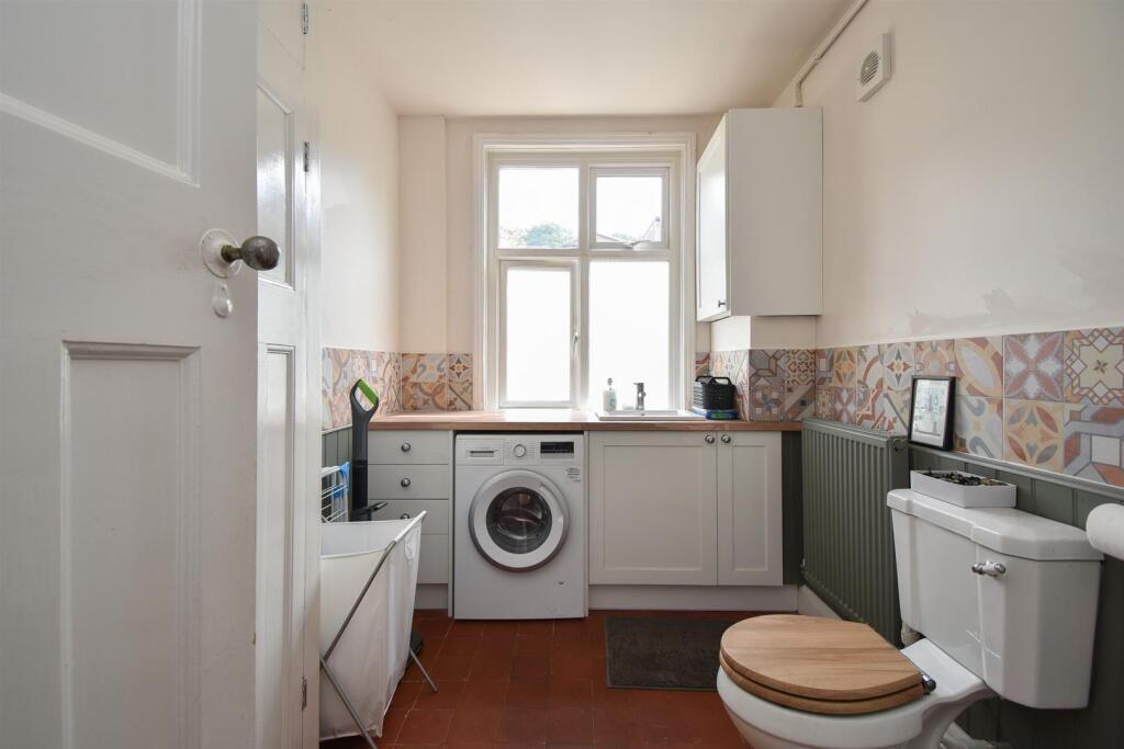 Utility room/cloakroom
