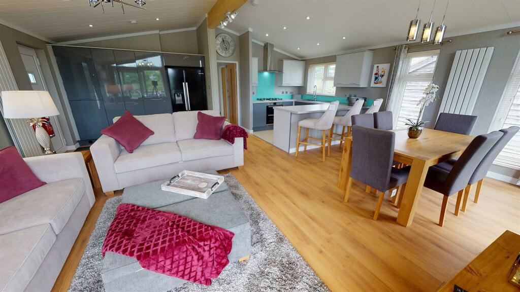 OPEN PLAN LIVING AREA