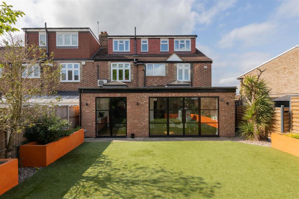 Warboys Crescent E4