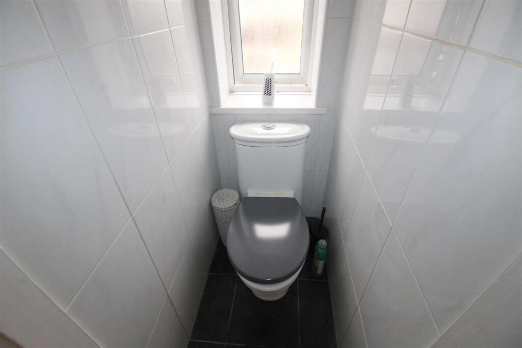 Curzon Road, 179, separate WC.JPG