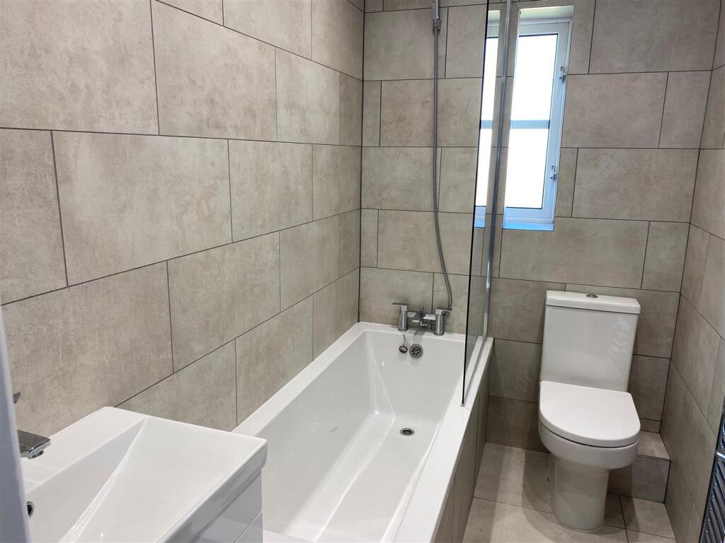35 Greenacres - bathroom.jpg