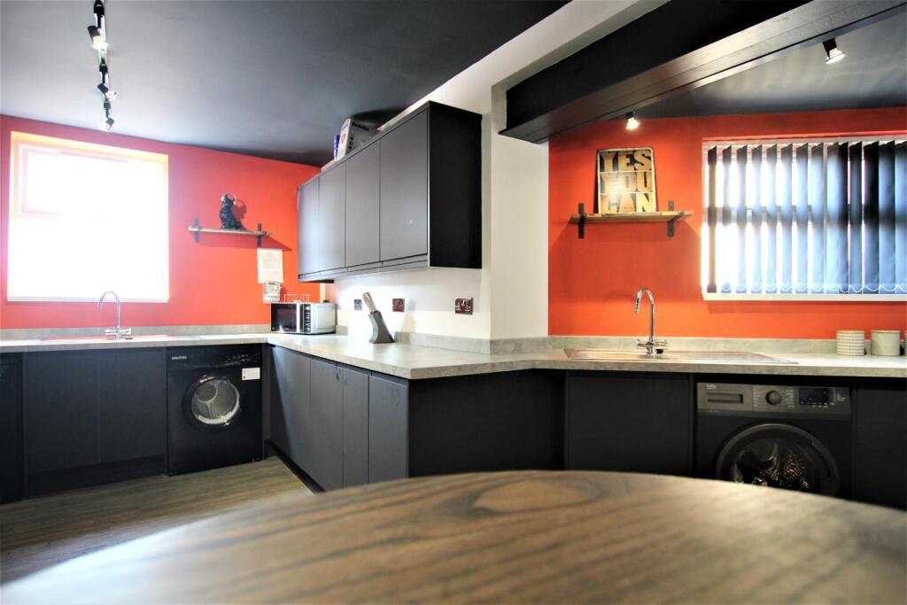 flat 1 kitchen2.JPG