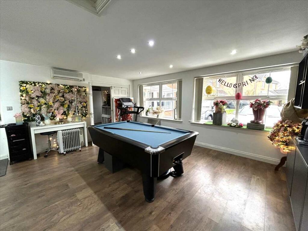 GAMES ROOM / SALON