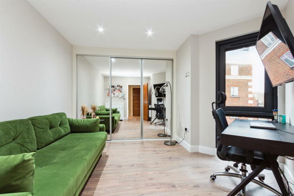 9 Vulcan House bedroom 2a.jpg