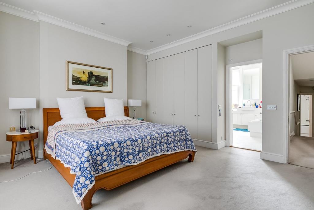 Master Bedroom Suite (First Floor)