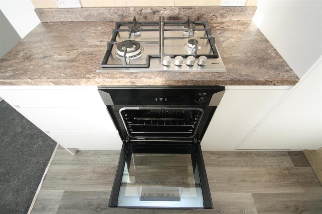 Hob and oven.JPG