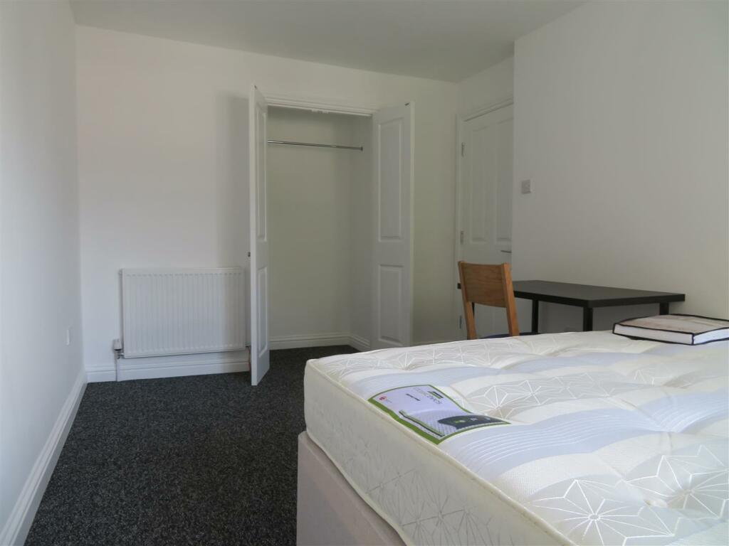 13 Milverton Bed3e.JPG