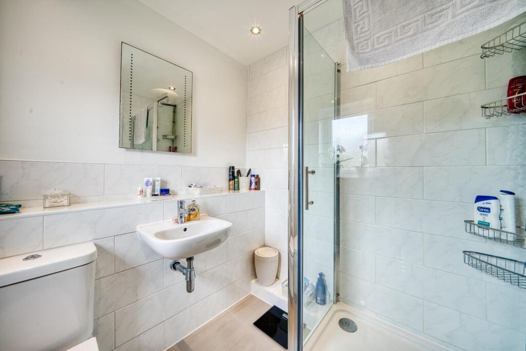 11 - ensuite.jpeg