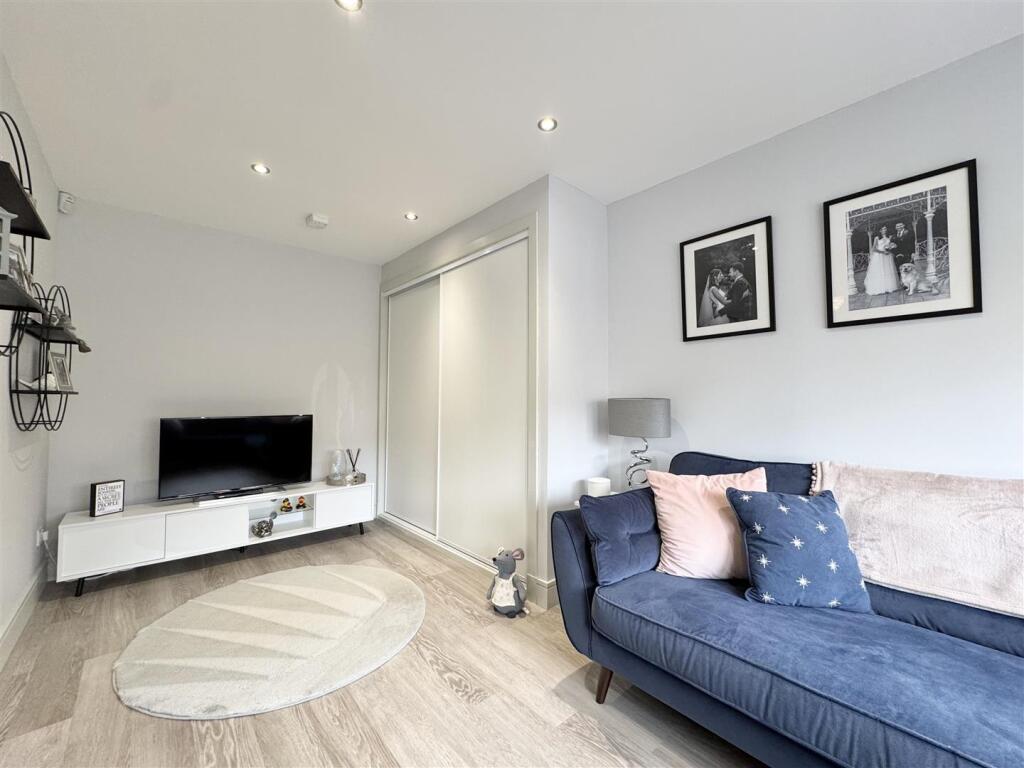 Sitting room/Bedroom 5