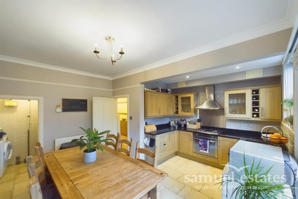 Kitchen/ Dining Area