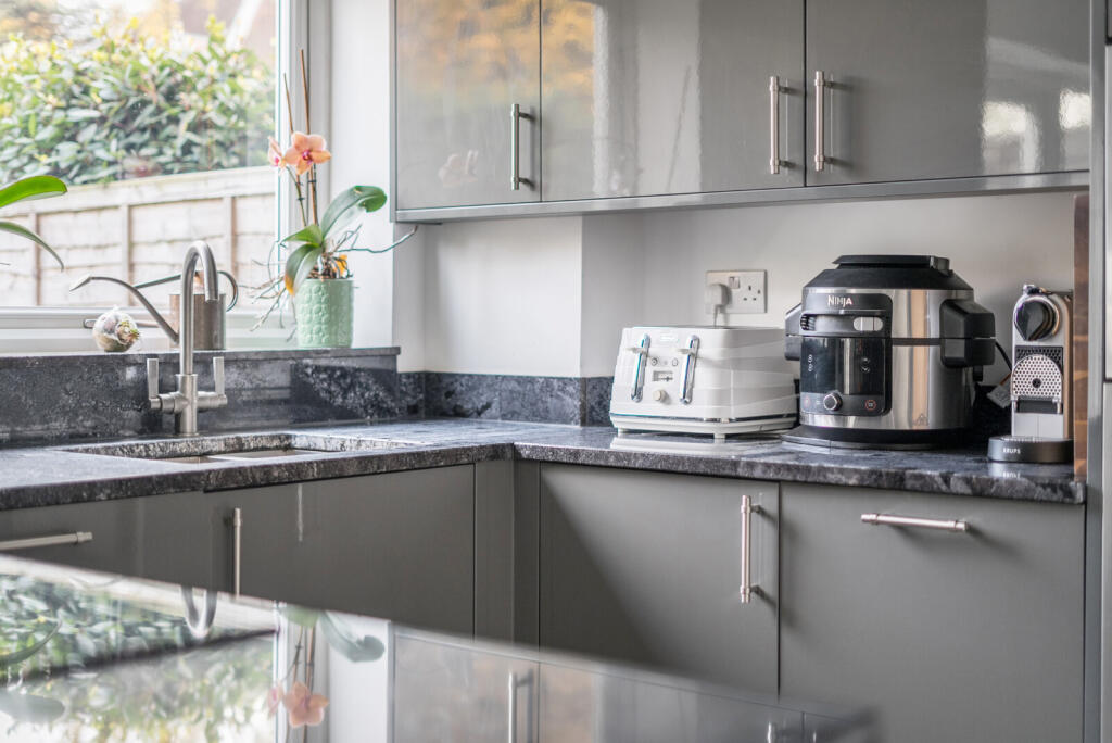 1374907-6-6908ce6...